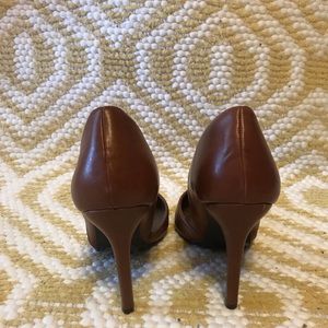 Breckelle’s brown closed toe heels